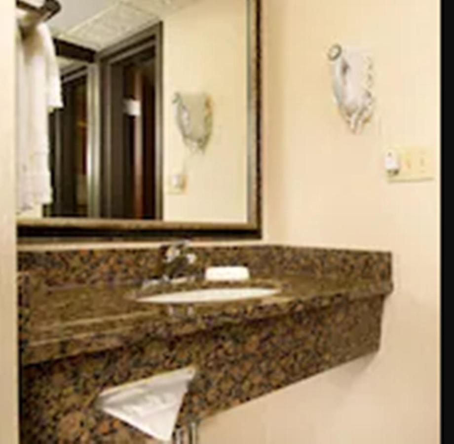 Hotel Lotus Kansas City Merriam Buitenkant foto